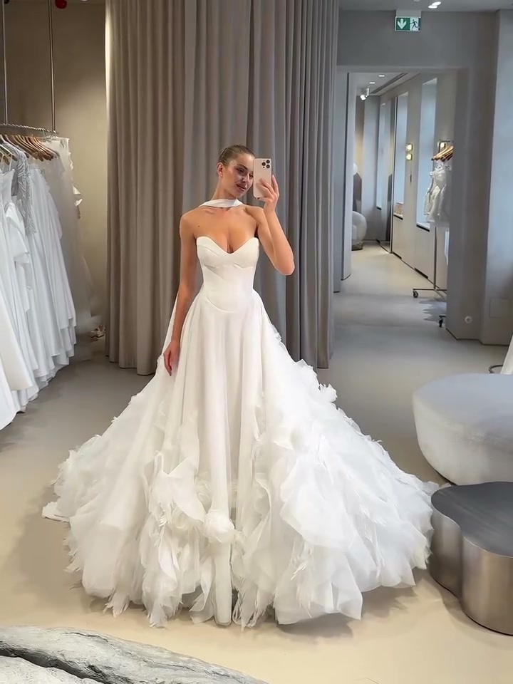 white-strapless-ruffle-wedding-gown-tiered-tulle-bridal-dress