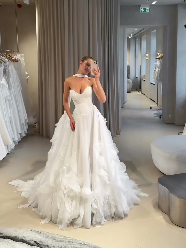 white-strapless-ruffle-wedding-gown-tiered-tulle-bridal-dress