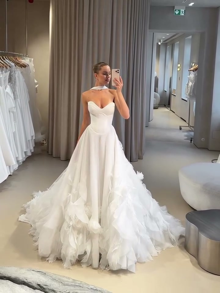 white-strapless-ruffle-wedding-gown-tiered-tulle-bridal-dress